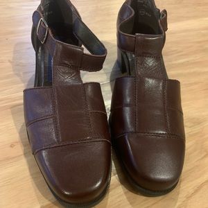 Easy Spirit Anti Gravity Brown Heeled Buckle Sandal Size 6.5 in New Condition